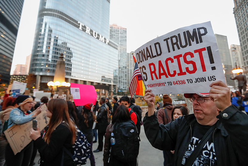 Demostran Melempari Foto Trump dengan Sandal